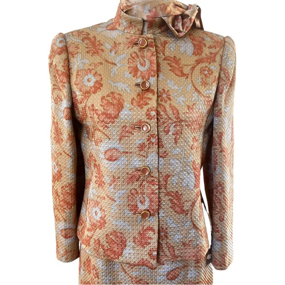 VINTAGE WILLIAM PEARSON Jacquard Three Piece Suit in Floral Tan Size 6 - Picture 2 of 16